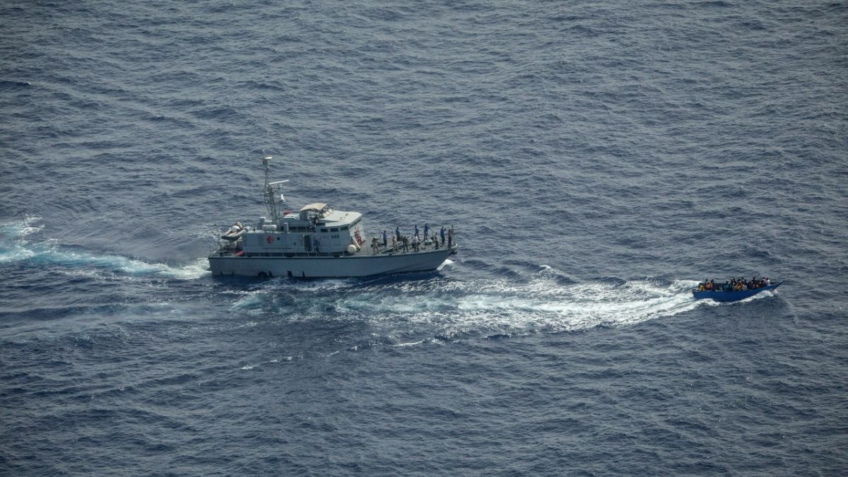 قارب مهاجرين مكتظ يحاول الهرب من خفر السواحل الليبي في البحر المتوسط ​​30 يونيو 2021