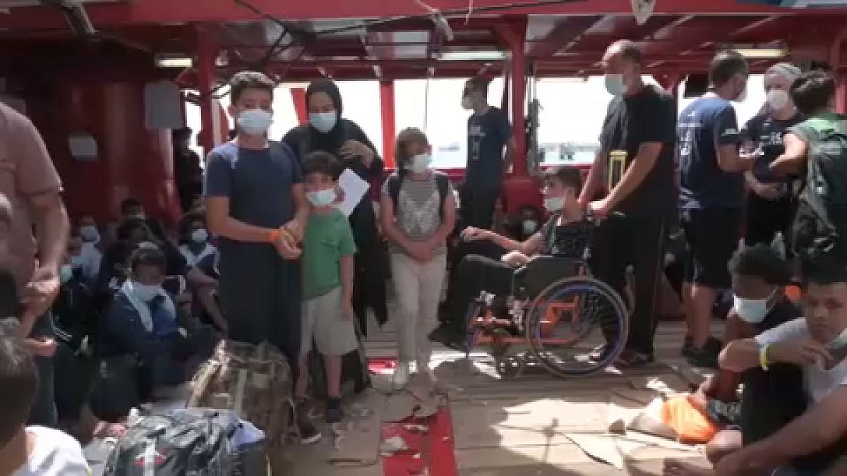 An Bord der Ocean Viking drängen sich nach wie vor mehr Menschen als versorgt werden können
