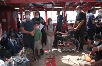 Migrants : les rescapés de l'Ocean Viking débarquent en Sicile