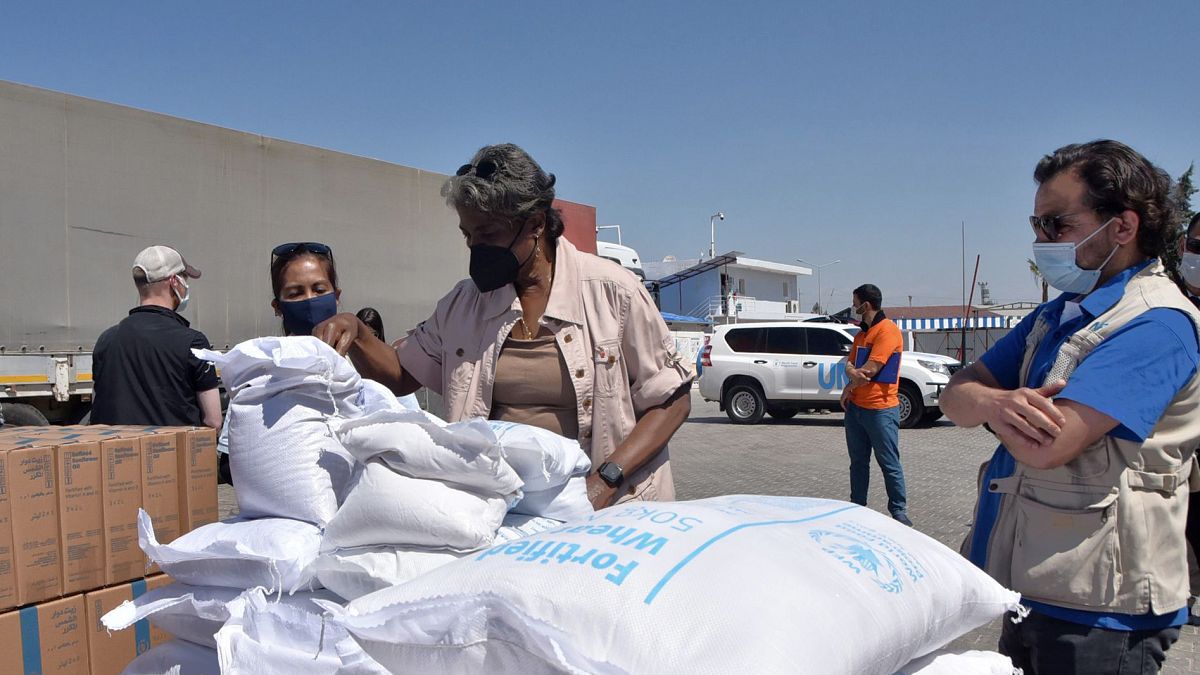 سفير الولايات المتحدة لدى الأمم المتحدة يفحص مواد الإغاثة عند معبر باب الهوى الحدودي بين تركيا وسوريا.