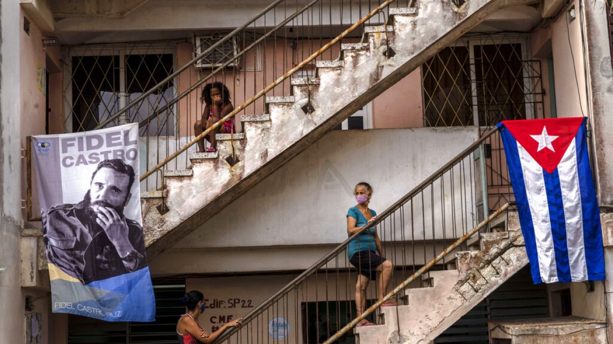 Várakozók egy kubai oltópontnál
