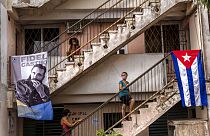 Várakozók egy kubai oltópontnál