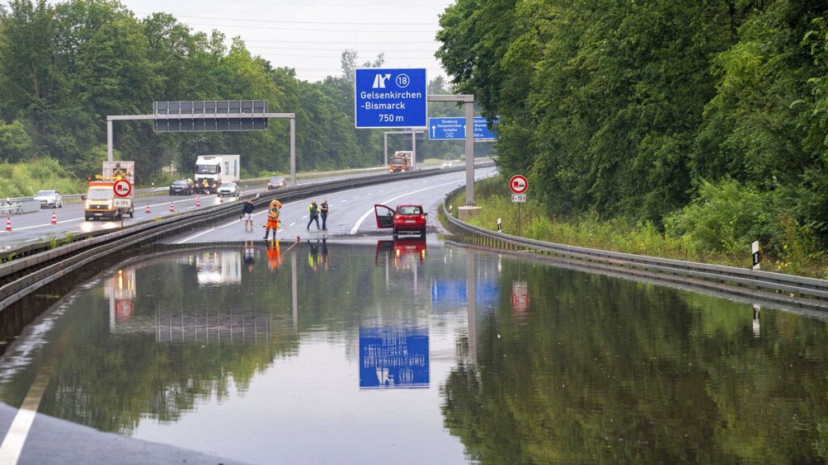 Überschwemmungen nach Unwettern in Deutschland, Österreich und der Schweiz