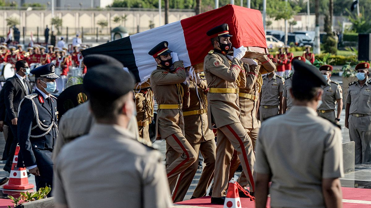 جنود مصريون يحملون نعش أرملة الرئيس الراحل أنور السادات، جيهان السادات، أثناء دفنها بجانب زوجها في نصب الجندي المجهول في القاهرة في 9 يوليو / تموز 2021.
