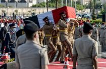 جنود مصريون يحملون نعش أرملة الرئيس الراحل أنور السادات، جيهان السادات، أثناء دفنها بجانب زوجها في نصب الجندي المجهول في القاهرة في 9 يوليو / تموز 2021.