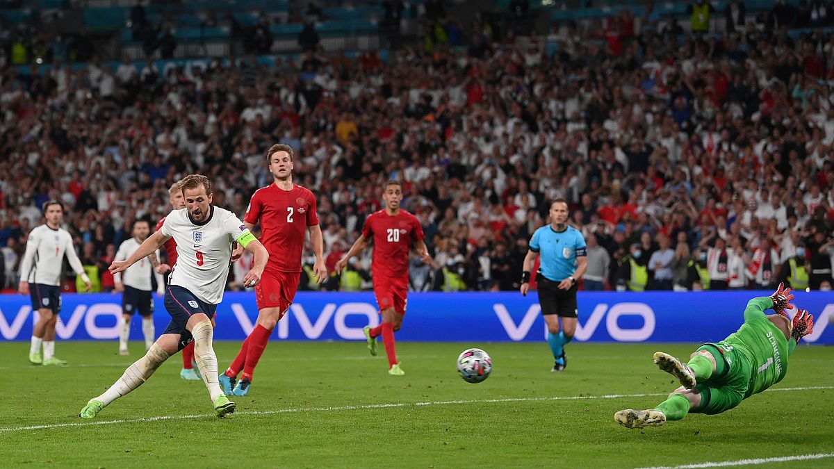 هاري كاين يسجل الهدف الثاني لمنتخب بلاده أمام الدنمارك في مباراة نصف النهائي في لندن. 2021/07/07