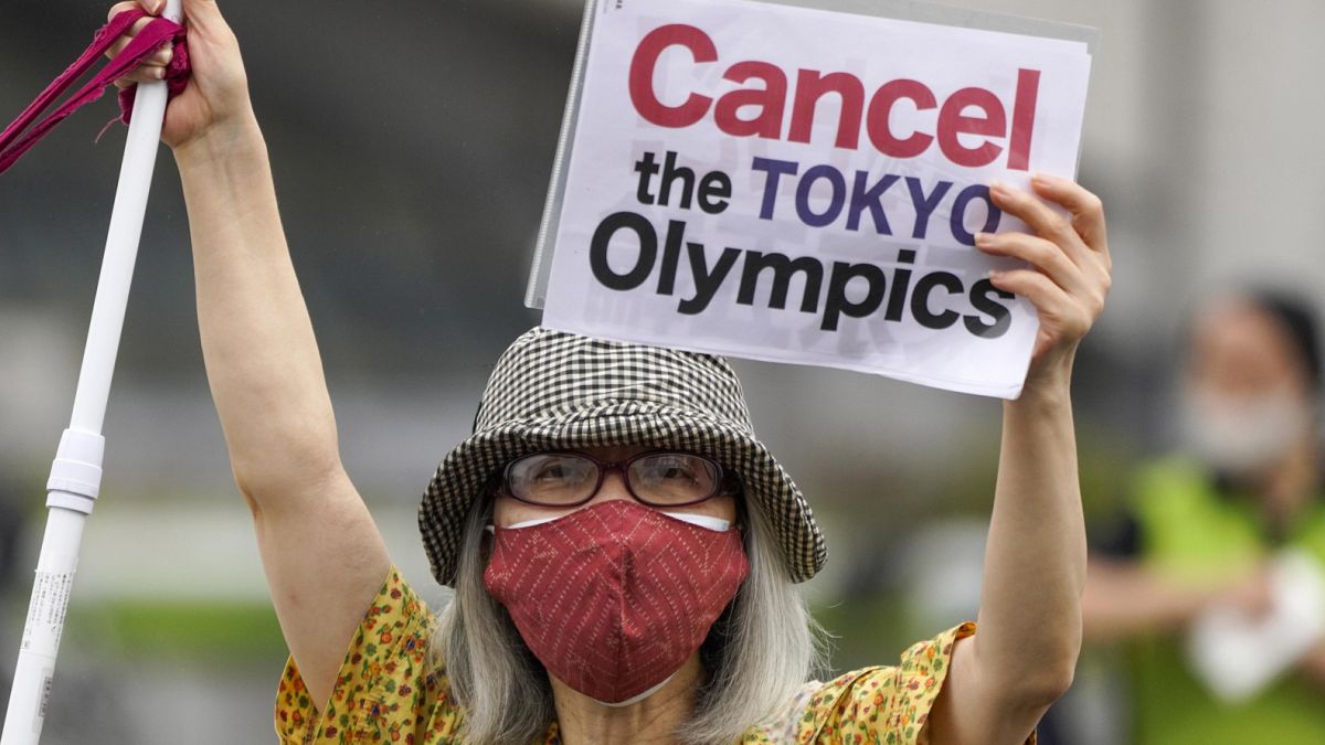 Az olimpia megrendezése ellen tüntetnek a tokiói Komazava Olimpiai Park előtt 