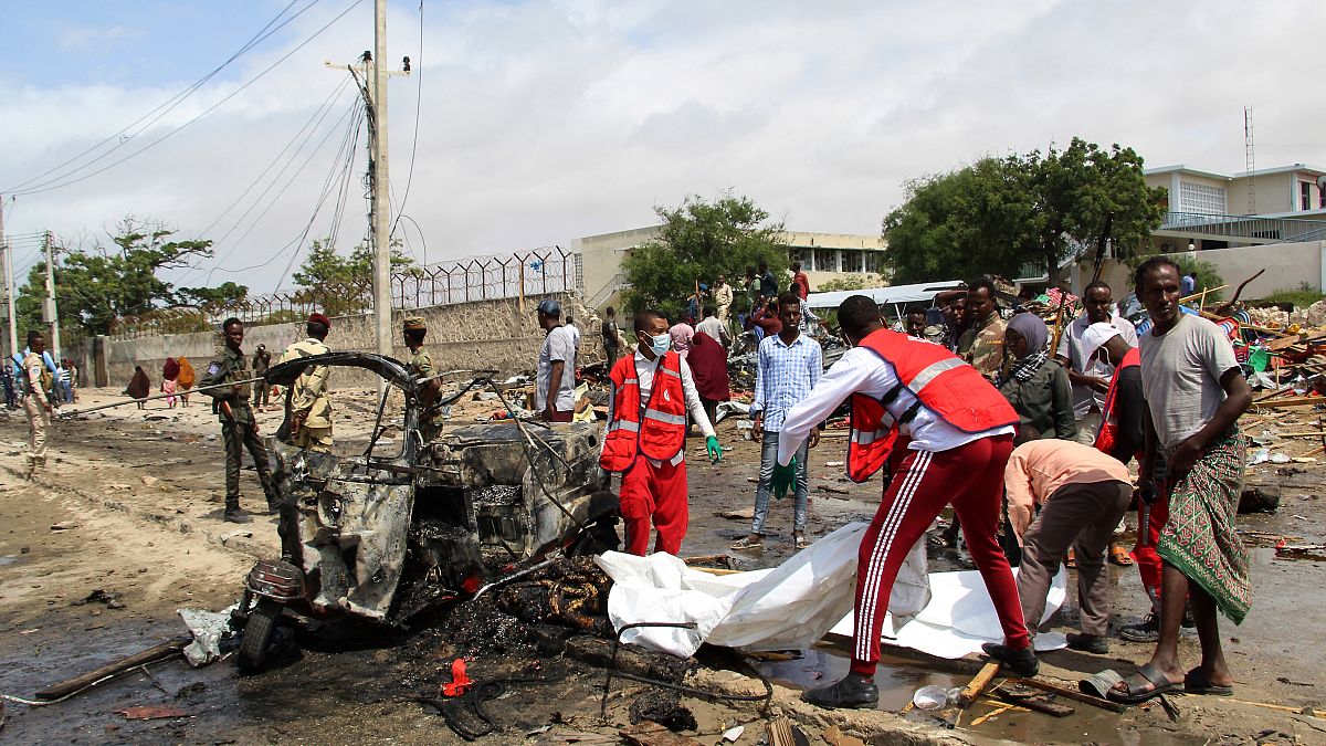 طواقم الإنقاذ والإسعاف في موقع التفجير الانتحاري الذي استهدف مفوض الشرطة بالعاصمة الصومالية مقديشو. 10/07/2021