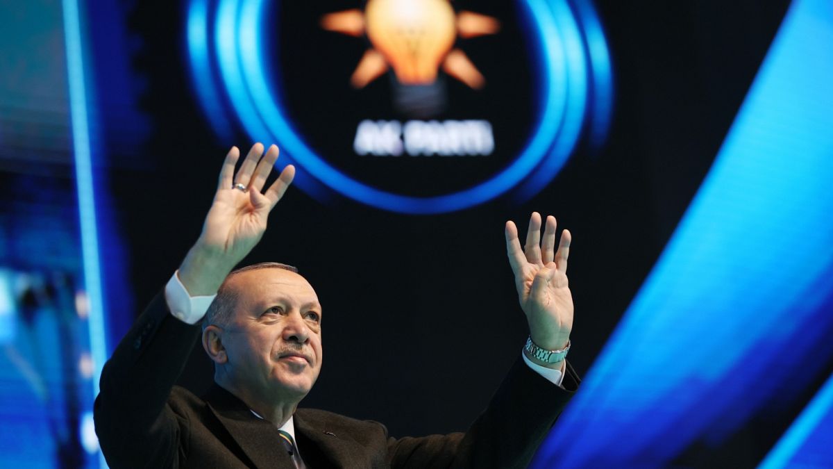 A török államfő köszönti a résztvevőket a kormányzó iszlamista AKP márciusi kongresszusán