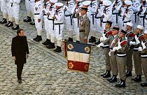 Cumhurbaşkanı Emmanuel Macron şeref kıtasını selamlarken