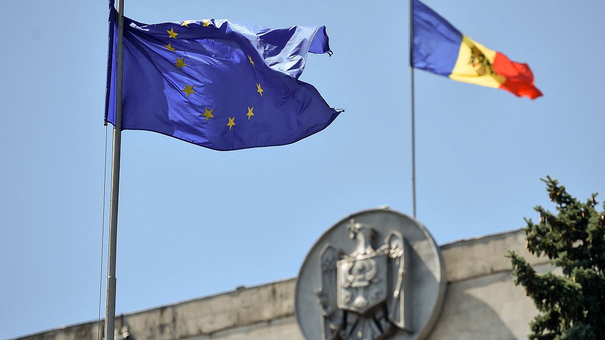 علم الاتحاد الأوروبي بجانب علم مولدوفا فوق البرلمان بالعاصمة كيشيناو. 09/07/2021