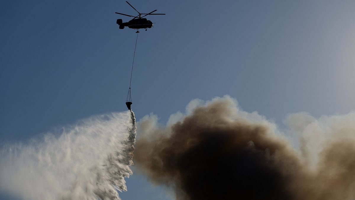 طائرة مروحية تابعة لوزارة الطوارئ الروسية تعمل على إخماد النيران في موسكو. 21/06/2021