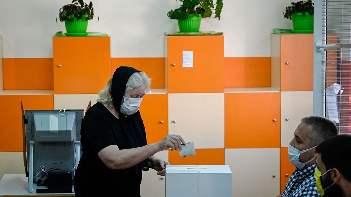 Bulgaria, urne aperte per le elezioni anticipate: il partito del premier in vantaggio ma isolato