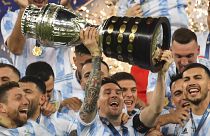 Le footballeur argentin Lionel Messi soulève la Copa America, trophée remporté aux dépens du Brésil en finale, le 10/07/2021