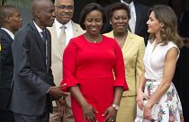 رئيس هايتي جوفينيل مويس إلى اليسار والسيدة الأولى مارتين مويس يستقبلان ملكة إسبانيا ليتيسيا اورتيز يالعاصمة بورت أو برنس. 23/05/2018