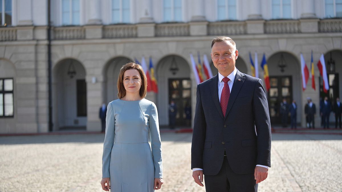 Maia Sandu moldovai elnök a lengyel államfővel a varsói elnöki palotánál június 21-én