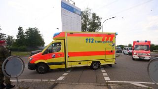 سيارة إسعاف أمام أحد المراكز الطبية في ألمانيا