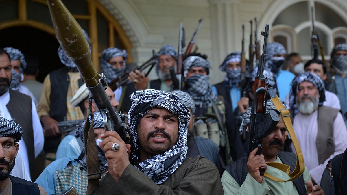 مليشيات أفغانية تتجمع بأسلحتها في منزل أمير الحرب الأفغاني إسماعيل خان في هرات، لدعم قوات الأمن الأفغانية ضد طالبان، 9 يوليو 2021