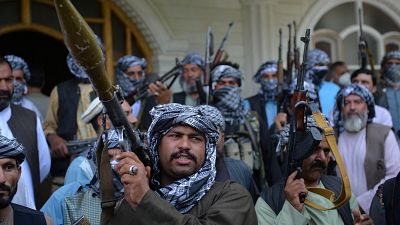 مليشيات أفغانية تتجمع بأسلحتها في منزل أمير الحرب الأفغاني إسماعيل خان في هرات، لدعم قوات الأمن الأفغانية ضد طالبان، 9 يوليو 2021