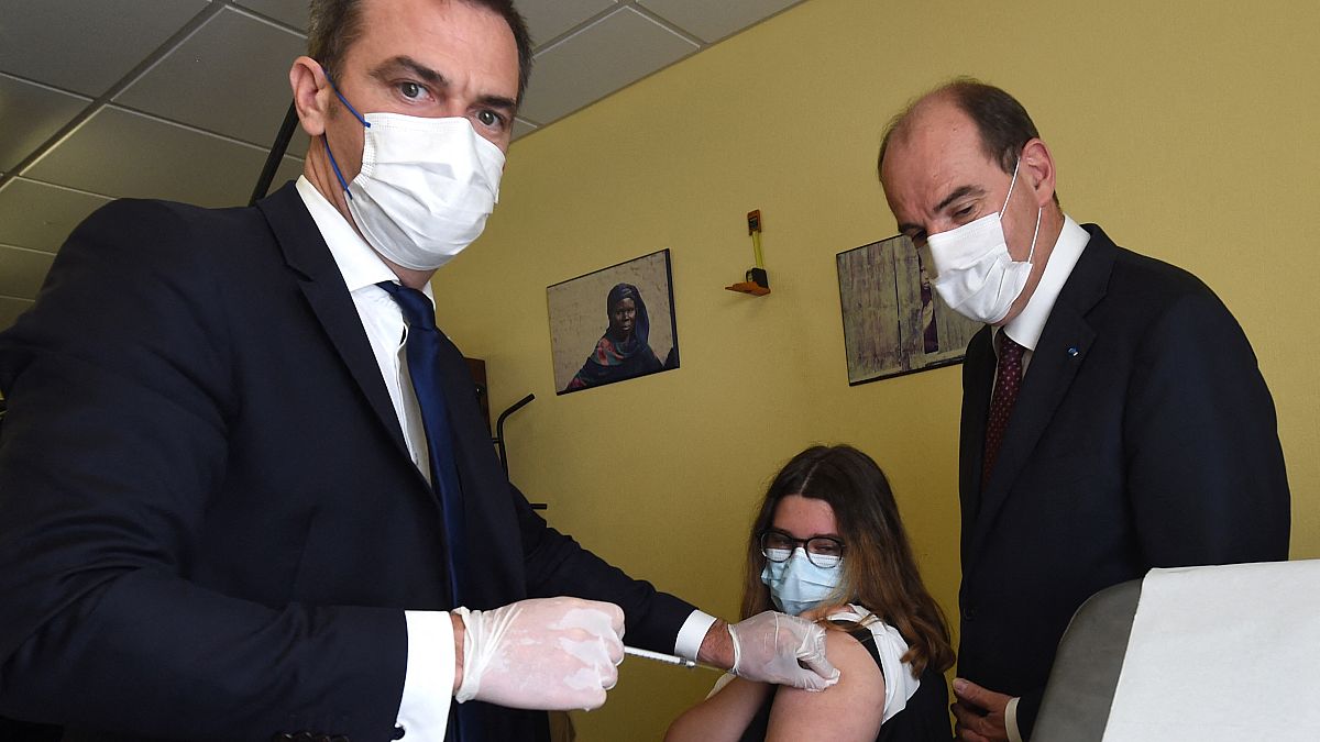Olivier Véran, ministre de la santé français, accompagné de Jean Castex, premier ministre, vaccine une femme le 24 juin 2021