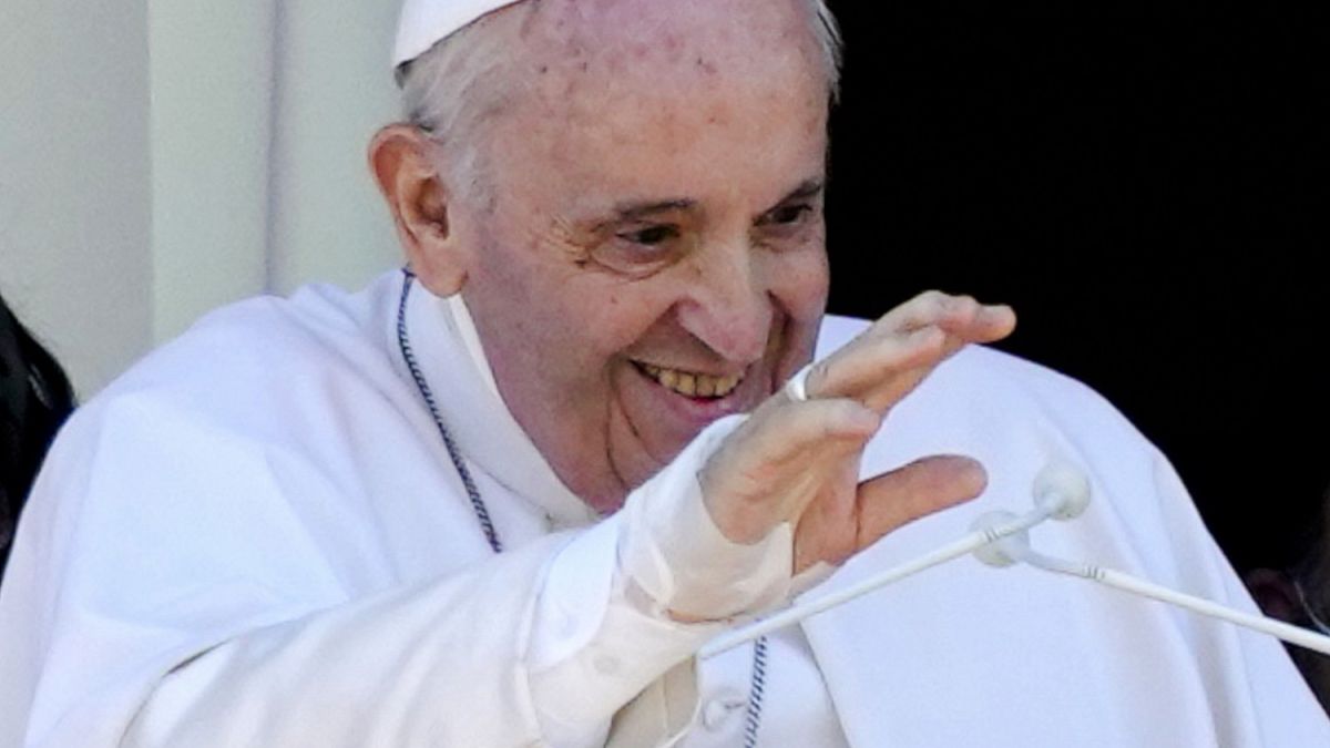 Le Pape François récite la prière de l'Angelus depuis le balcon de son hôpital 