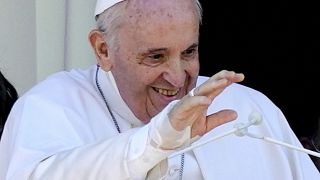 Le Pape François récite la prière de l'Angelus depuis le balcon de son hôpital