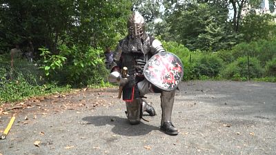 Középkori lovagnak öltözött harcosok verekszenek a New York-i Central Parkban