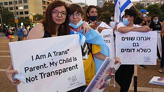 İsrail'de Onur Yürüyüşü'ne katılan transseksüel bir anne ve çocuğu