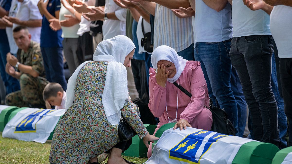 Une femme pleure alors qu'une victime du massacre de Srebrenica identifiée récemment va être enterrée au mémorial de Potocari près de Srebrenica, le 11 juillet 2021