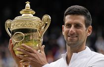 Novak Djokovic muestra su trofeo tras ganar Wimbledon