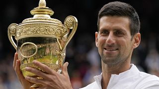 Novak Djokovic muestra su trofeo tras ganar Wimbledon