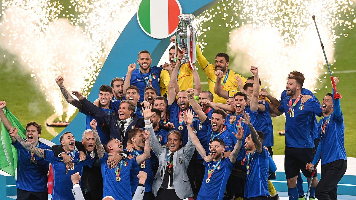 المنتخب الإيطالي يحتفل بفوزه على إنكلترا بضربات الترجيح 3-2 وإحرازه كأس أمم أوروبا للمرة الثانية في تاريخه