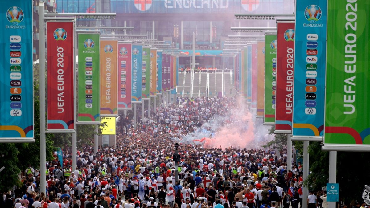 نجمعات المشجعين خارج ملعب ويمبلي في لندن، الأحد 11 يوليو 2021، قبل المباراة النهائية لبطولة أوروبا بين إنجلترا وإيطاليا