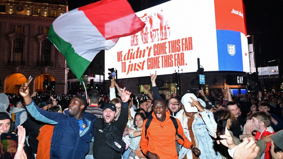 Supporters italiens en liesse après la victoire de l'Italie contre l'Angleterre à l'Euro de football, PIcadilly Circus, Londres, 12 juillet 2021