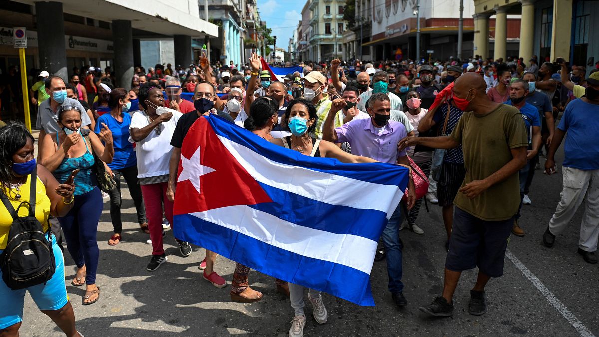 Küba'da halk meydanlara indi