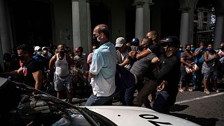 بازداشت یکی از معترضان در کوبا