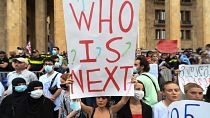 "Qui est le prochain ?", s'interroge une manifestante à Tbilissi, le 11/07/2021, après la mort d'un caméraman tabassé il y a une semaine.