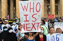 "Qui est le prochain ?", s'interroge une manifestante à Tbilissi, le 11/07/2021, après la mort d'un caméraman tabassé il y a une semaine.
