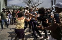 A rendőrök őrizetbe vesznek egy tüntetőt 2021. július 11-én Havannában