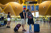 Turistas no aeroporto internacional Adolfo Suarez-Barajas, Madrid, Espanha