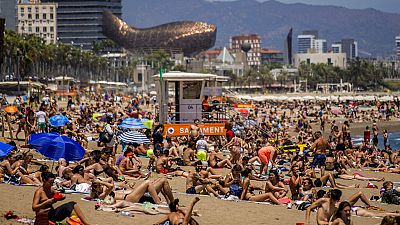 Strandolók a barcelonai tengerparton 2021. július 9-én
