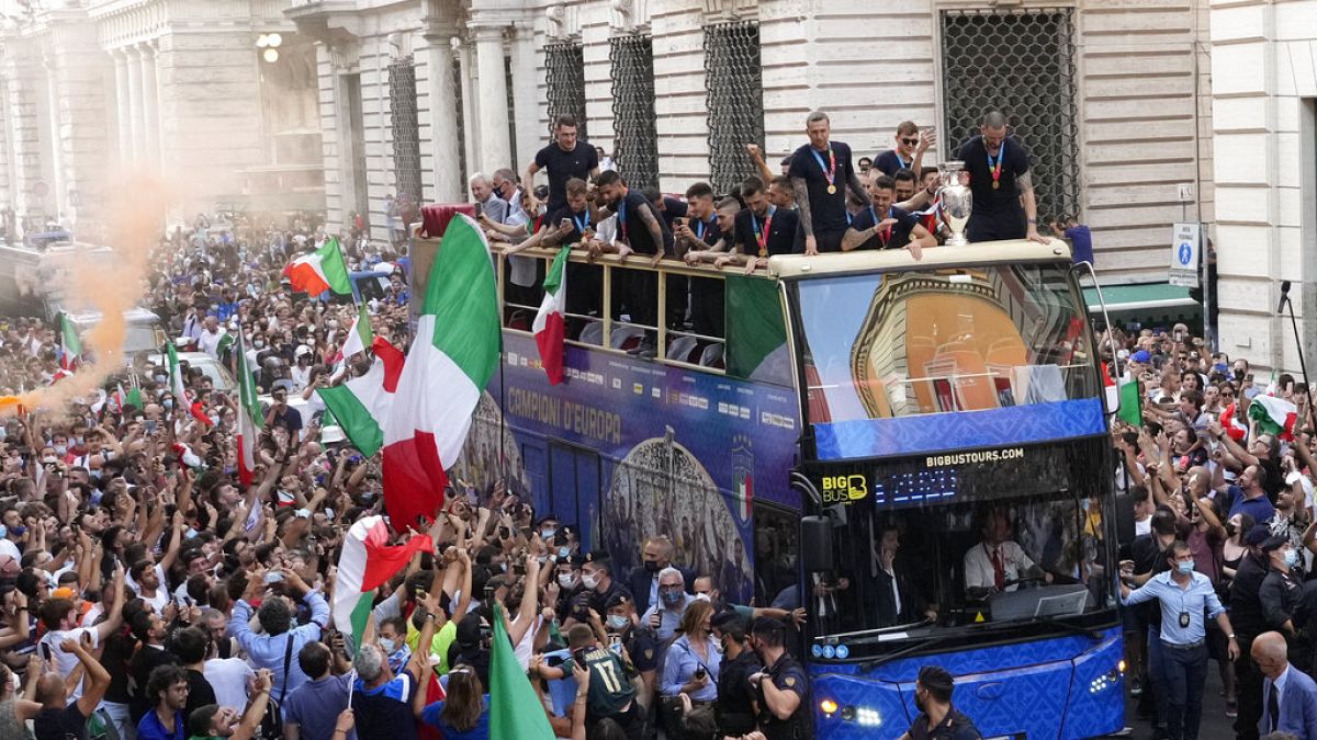 L'Italie a célébré lundi le retour triomphal de sa "Nazionale" sacrée championne d'Europe de football dimanche contre l'Angleterre à Londres.