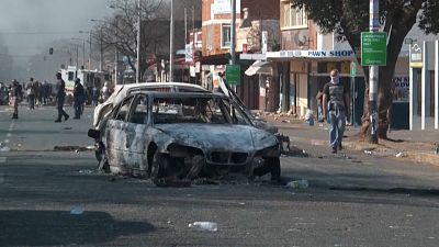 Gewalt und Plünderungen - Südafrika setzt Militär ein