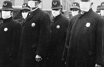 عناصر من قوات الشرطة في سياتل الأمريكية خلال فترة تفشي الحمى الإسبانية في 1918