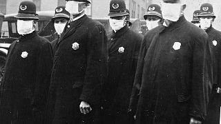 عناصر من قوات الشرطة في سياتل الأمريكية خلال فترة تفشي الحمى الإسبانية في 1918