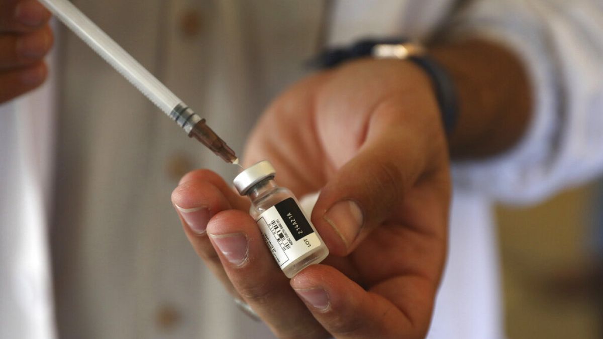Koronavírus elleni védőoltás egy kabuli orvos kezében