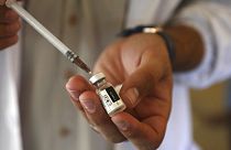 Koronavírus elleni védőoltás egy kabuli orvos kezében
