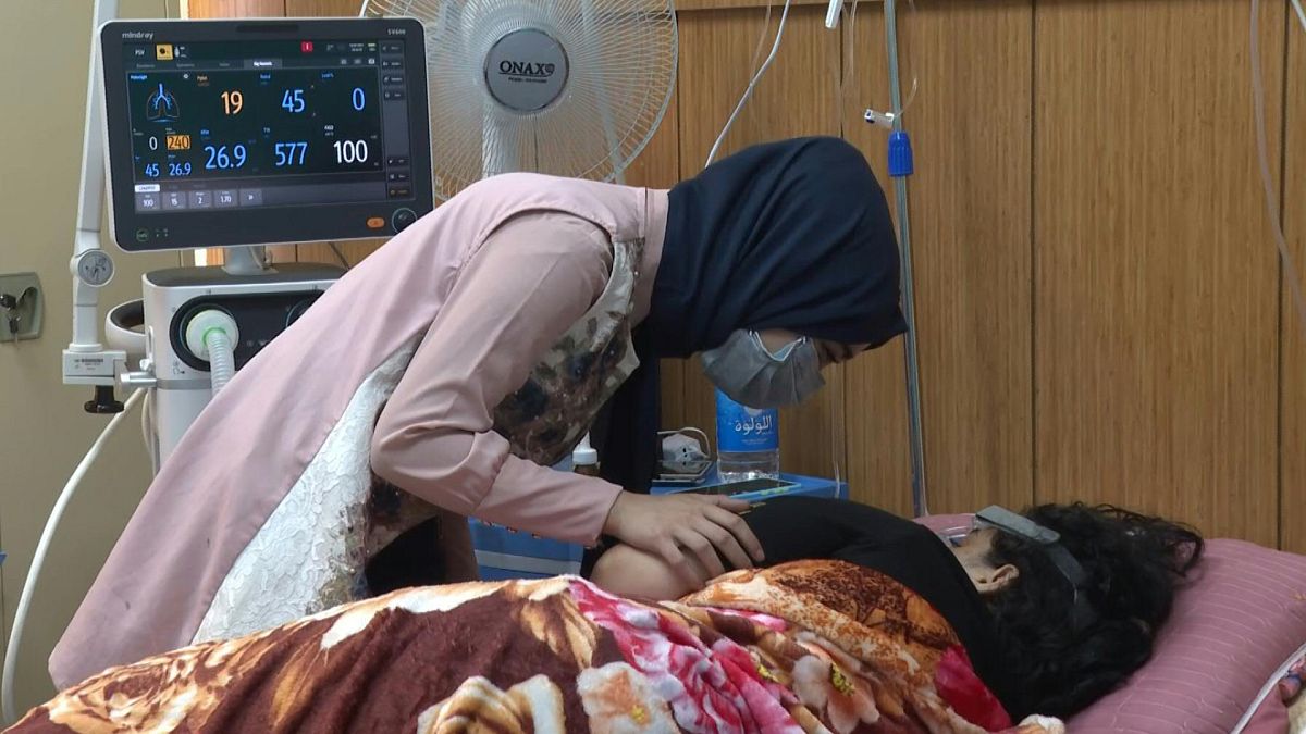 عراقيون مشككون بفاعلية اللقاح يواصلون حياتهم من دون كمامات ولا لقاح