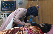 عراقيون مشككون بفاعلية اللقاح يواصلون حياتهم من دون كمامات ولا لقاح