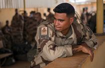 I soldati della forza francese Barkhane che hanno concluso un turno di quattro mesi nel Sahel lasciano la loro base a Gao, in Mali, mercoledì 9 giugno 2021.